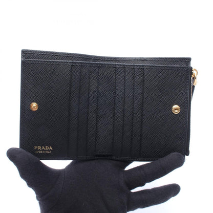 プラダ SAFFIANO TRIANG 二つ折り財布