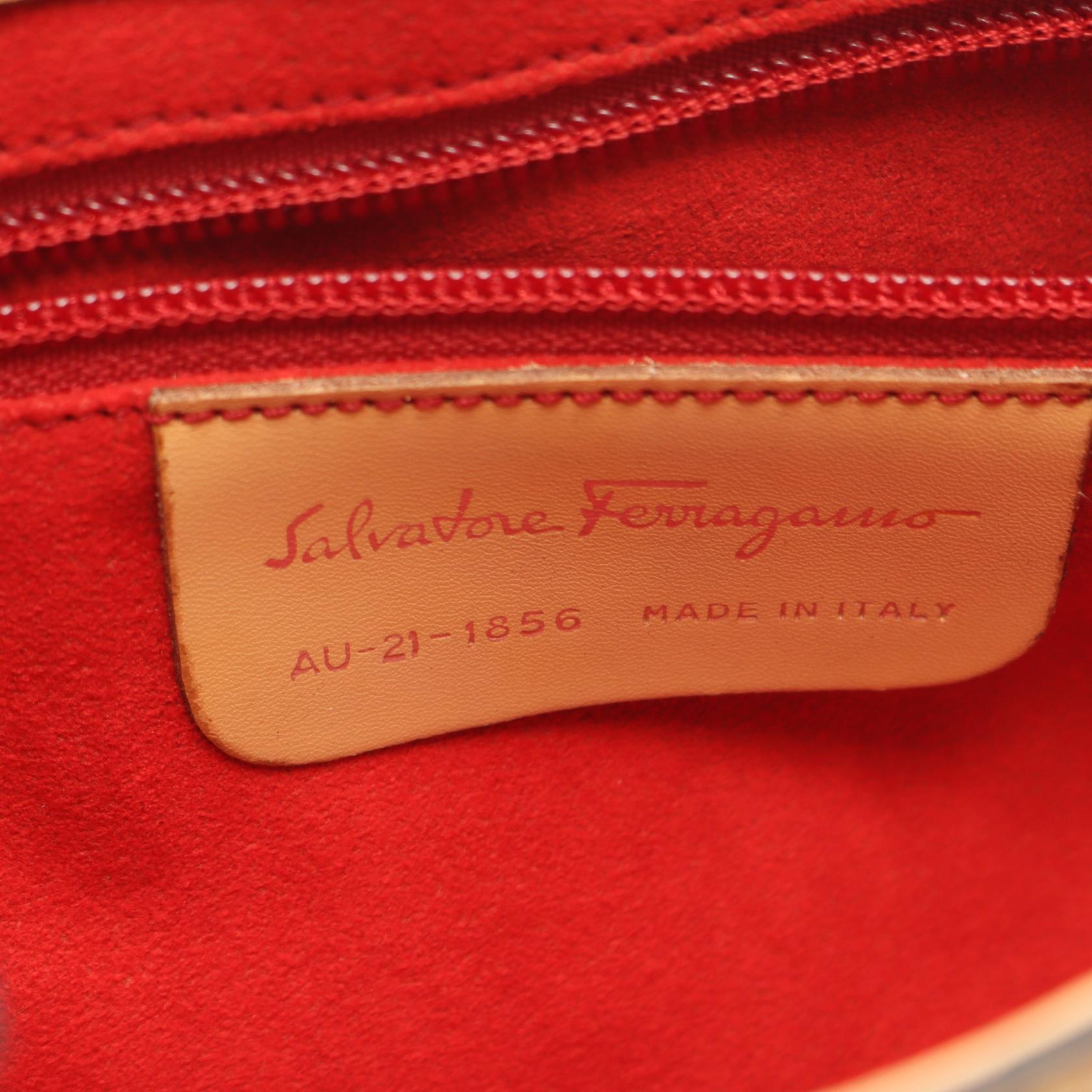 サルヴァトーレ フェラガモ ガンチーニ エンボス レザー ショルダーバッグ