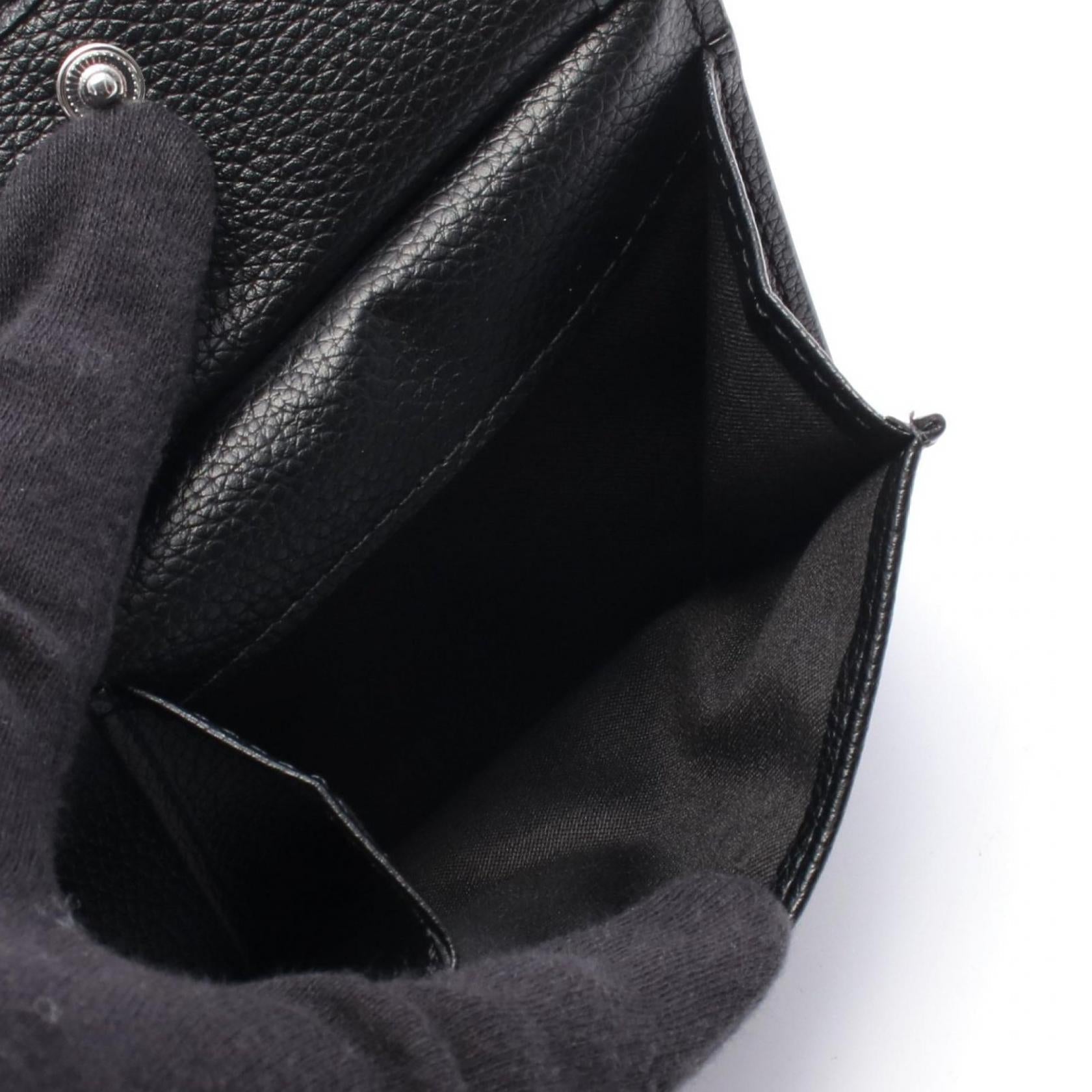 ヒューゴボス レザー二つ折り財布