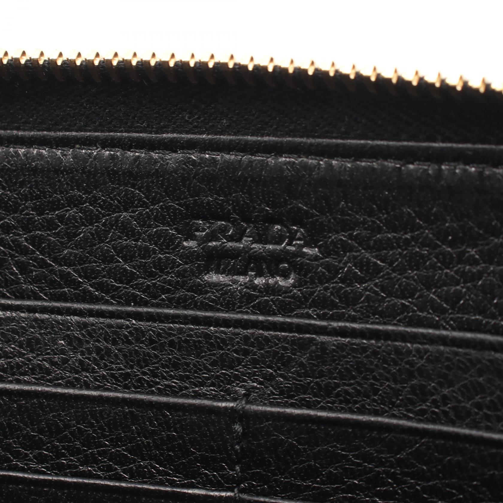 プラダ CERVO ANTIC MET レザー長財布