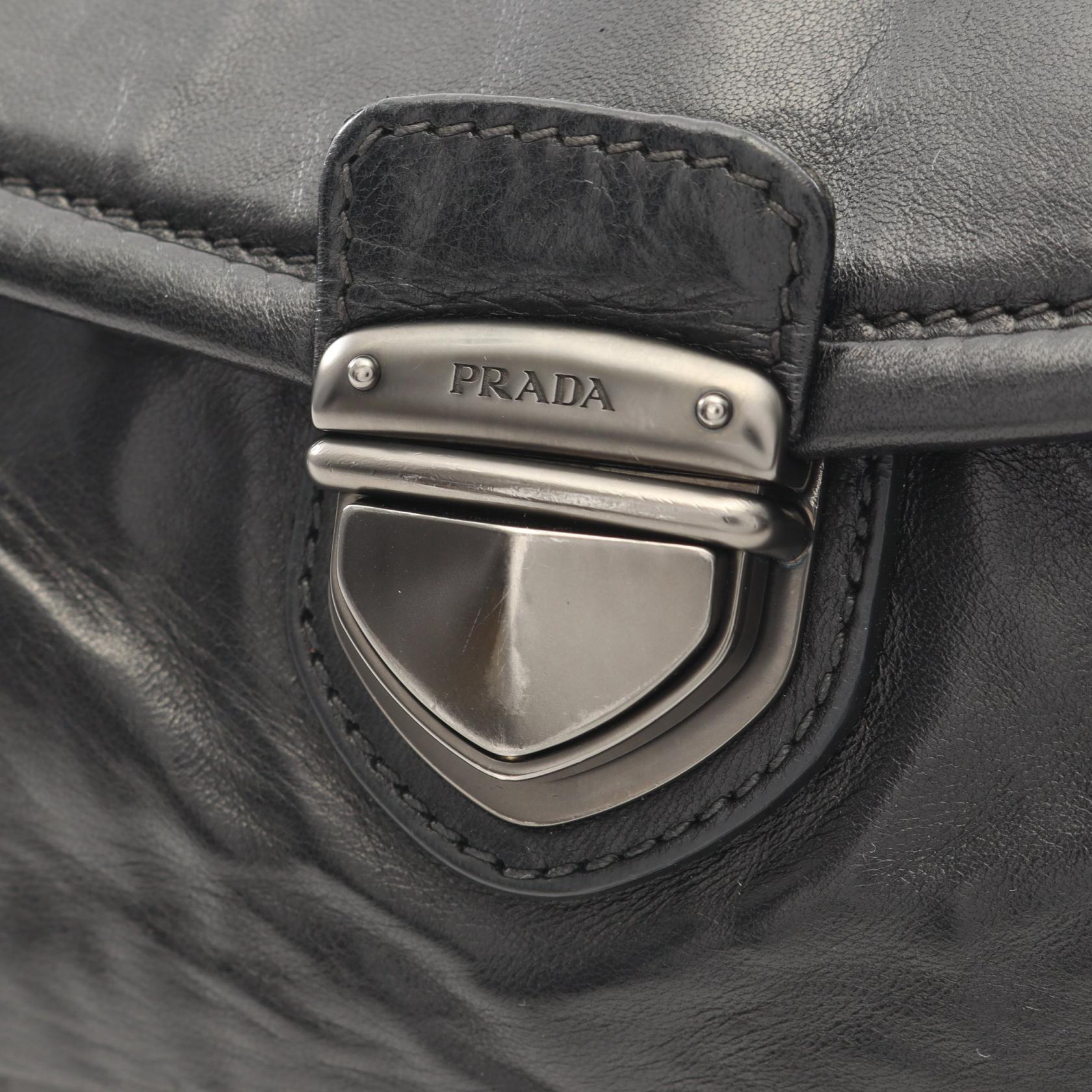 プラダ NAPPA ANTIQUE レザーショルダーバッグ