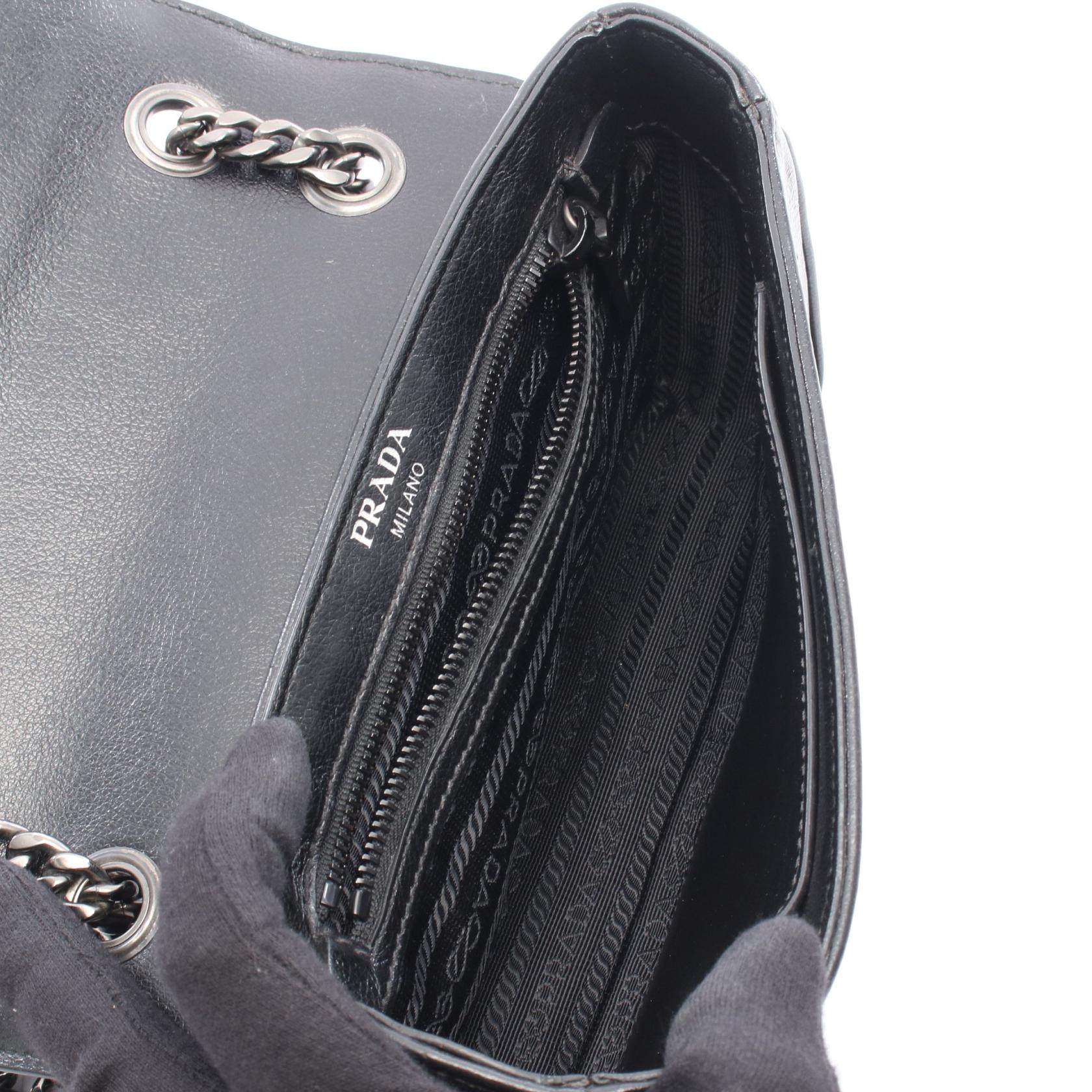 プラダ GLACE CALF レザーショルダーバッグ