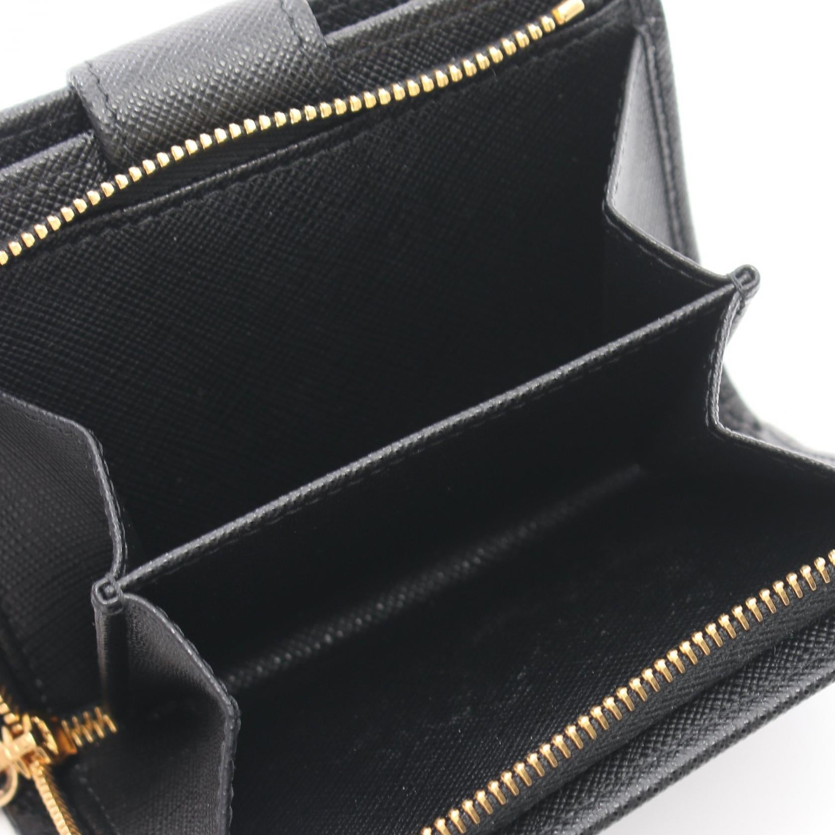 プラダ SAFFIANO TRIANG 二つ折り財布
