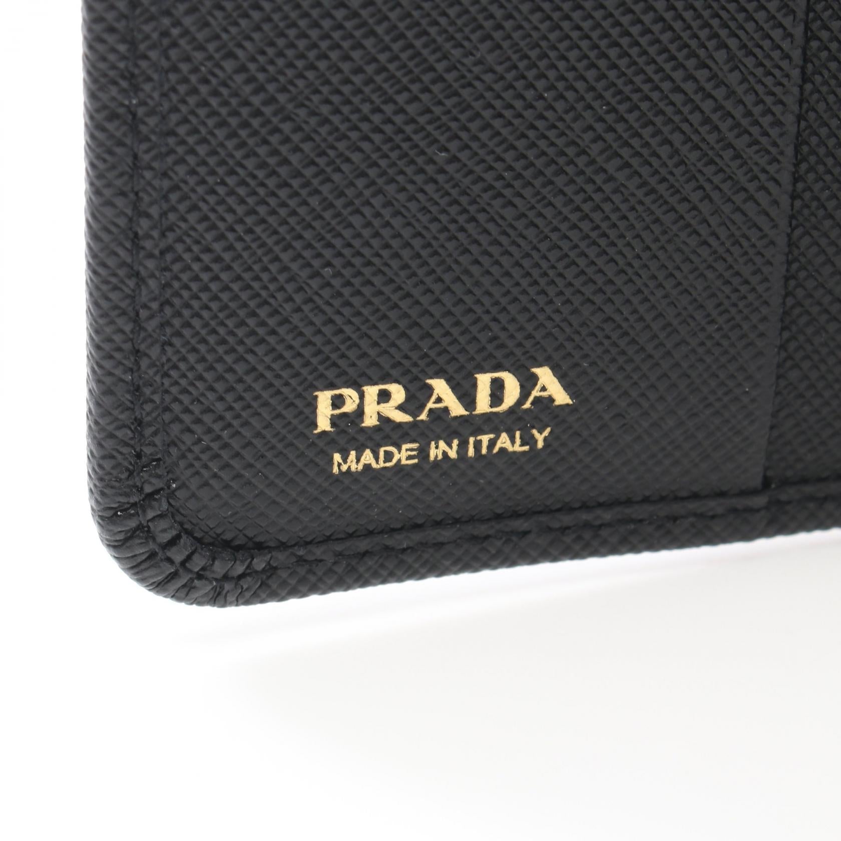 プラダ SAFFIANO TRIANG 二つ折り財布