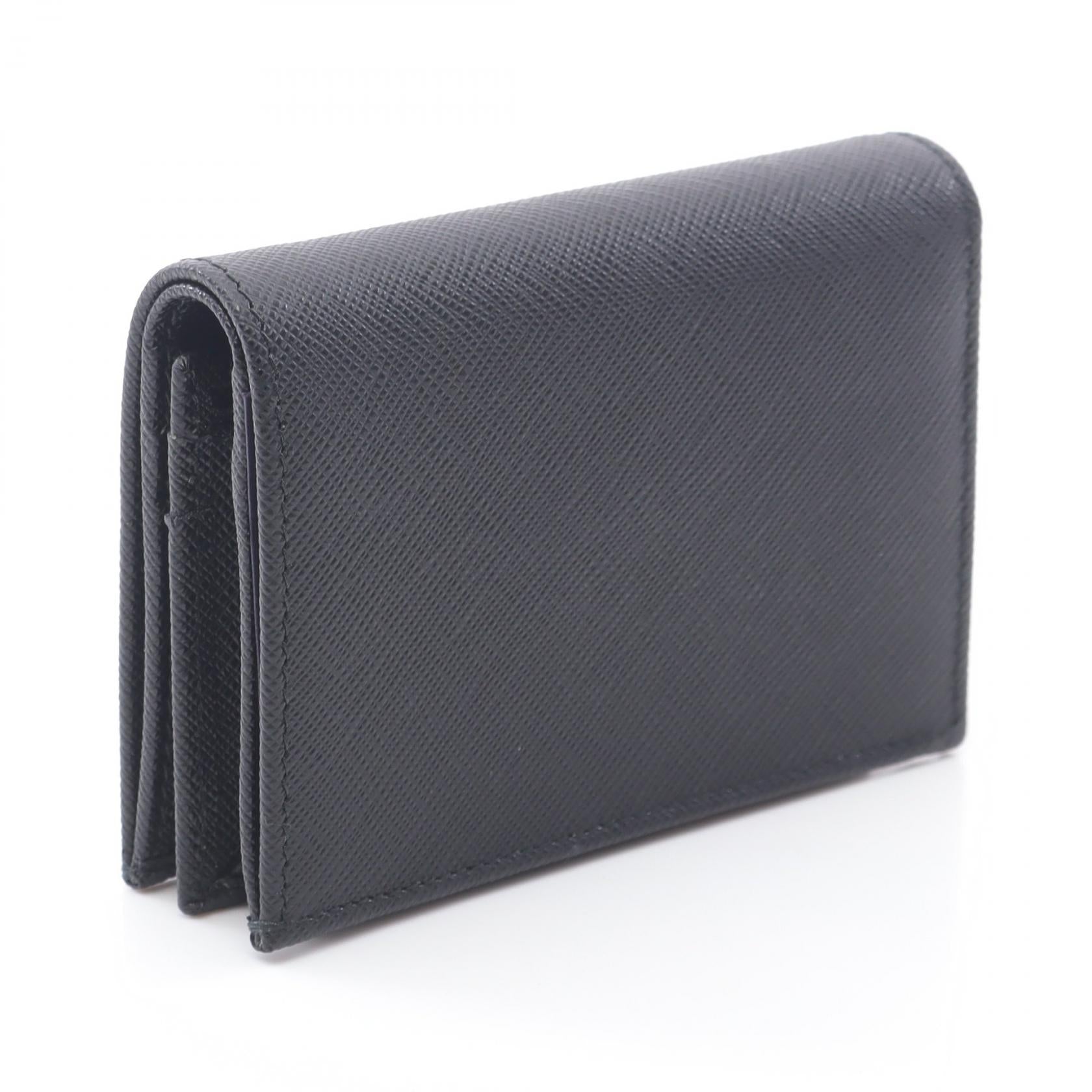 プラダ SAFFIANO TRIANG レザー財布