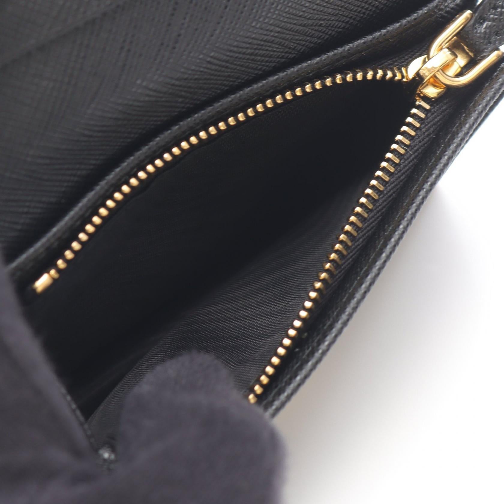 プラダ SAFFIANO TRIANG レザー財布