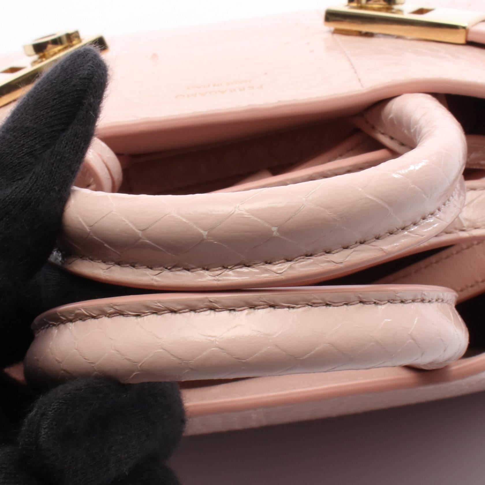 サルヴァトーレ フェラガモ HUG レザーハンドバッグ