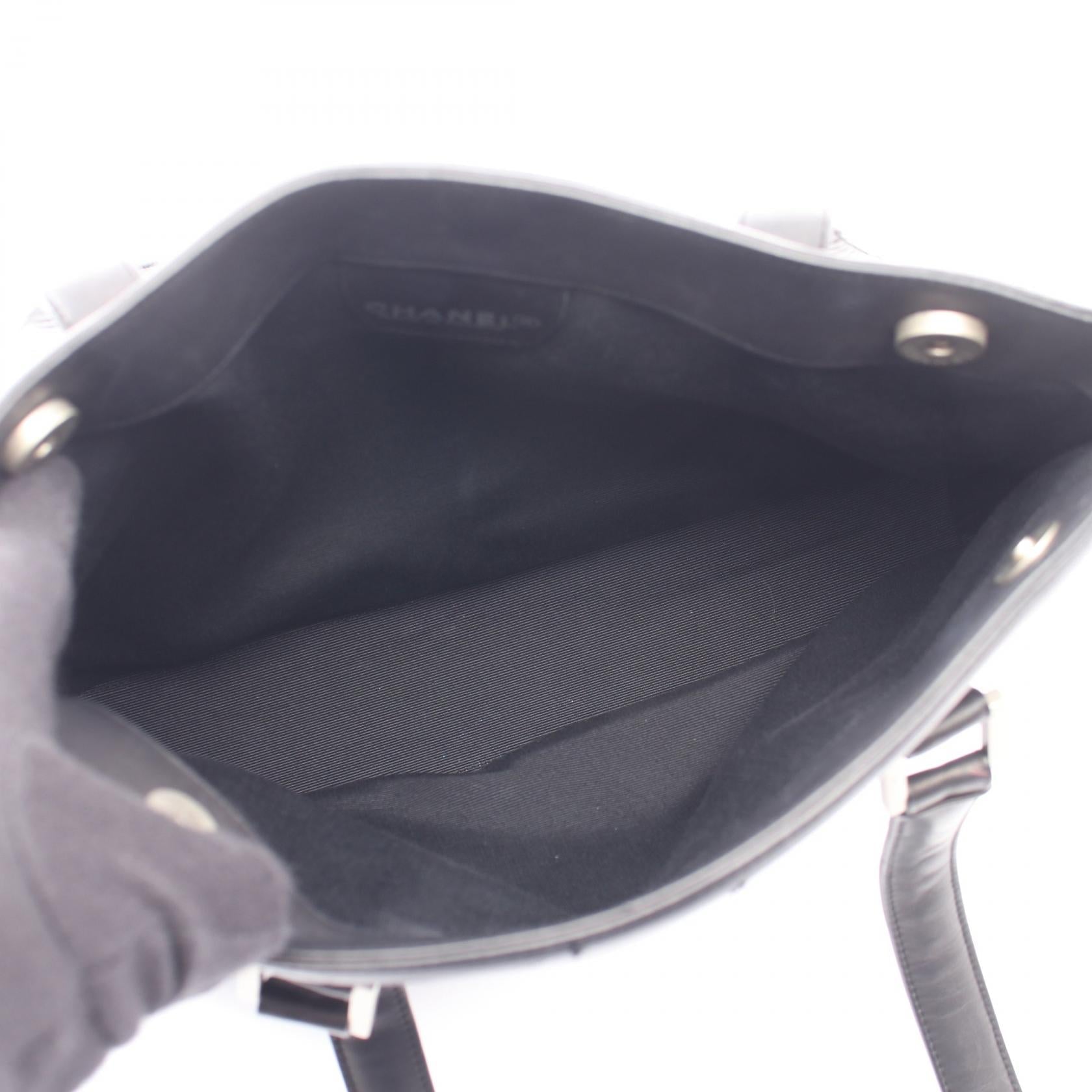 シャネル 型押しロゴ ラムスキン ショルダーバッグ