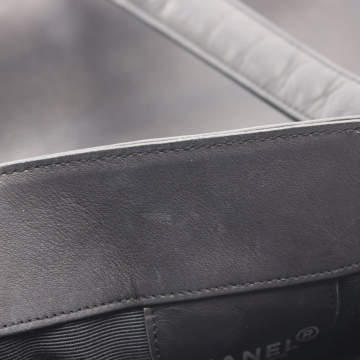 シャネル 型押しロゴ ラムスキン ショルダーバッグ
