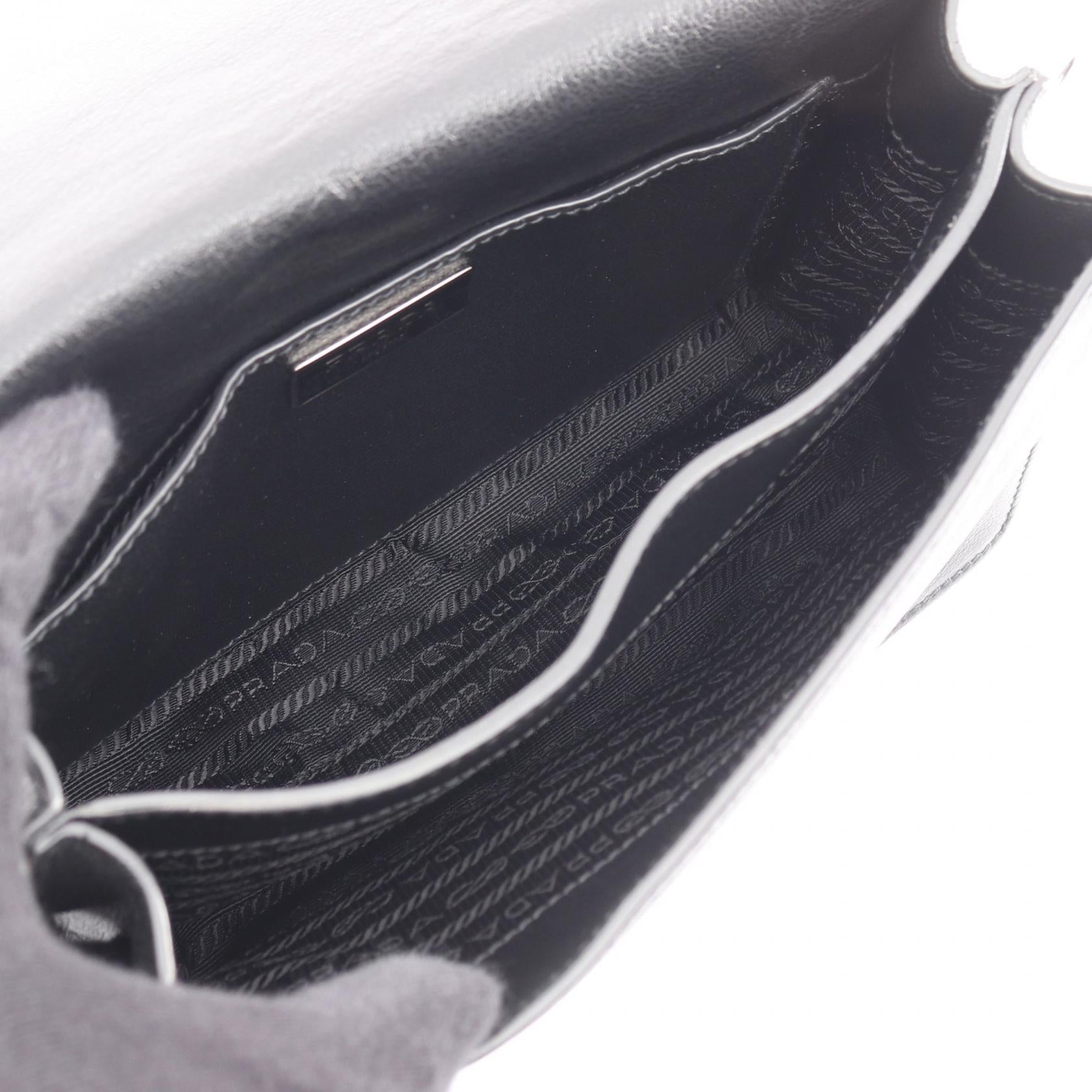 プラダ GLACE'CALF レザーショルダーバッグ