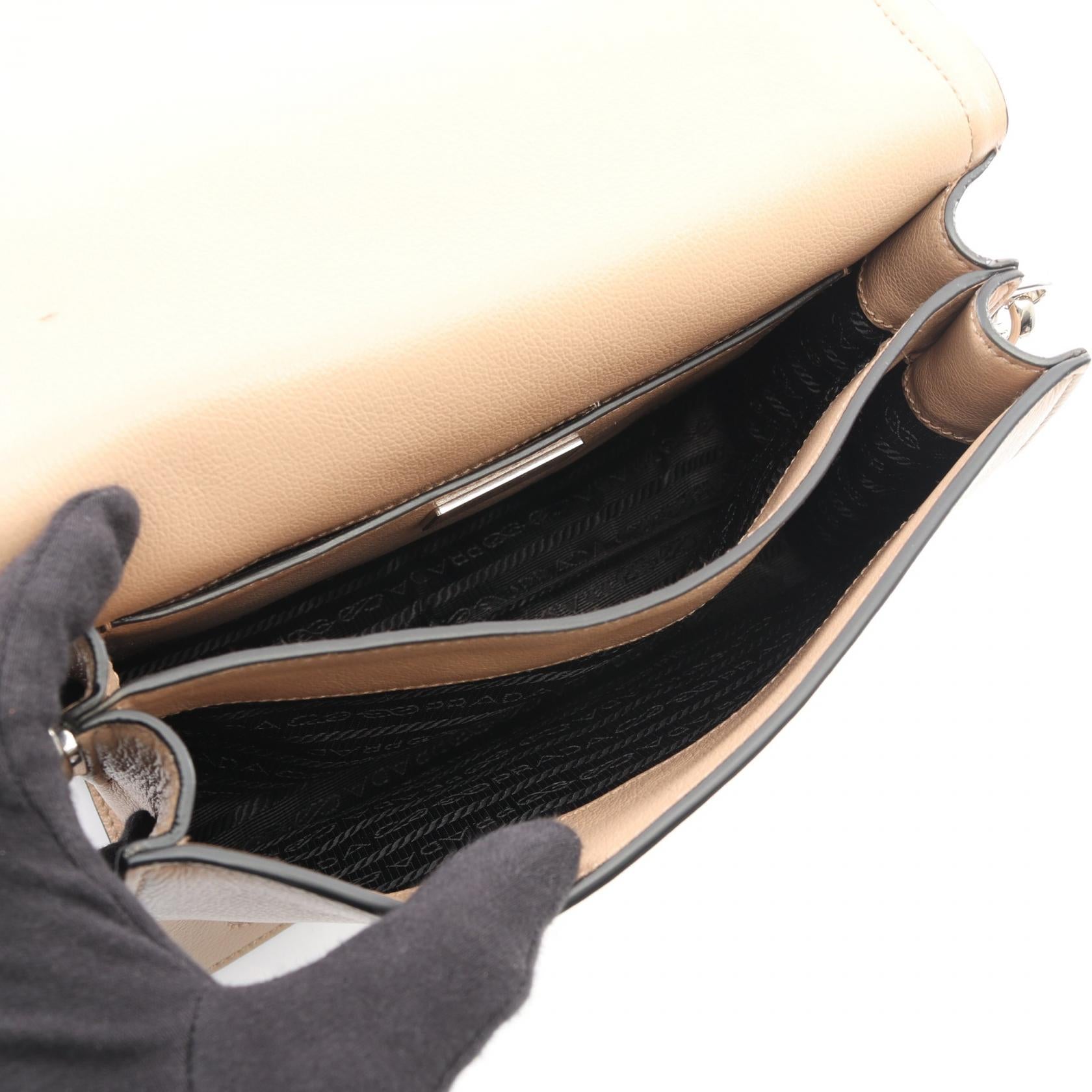 プラダ GLACE CALF レザーショルダーバッグ