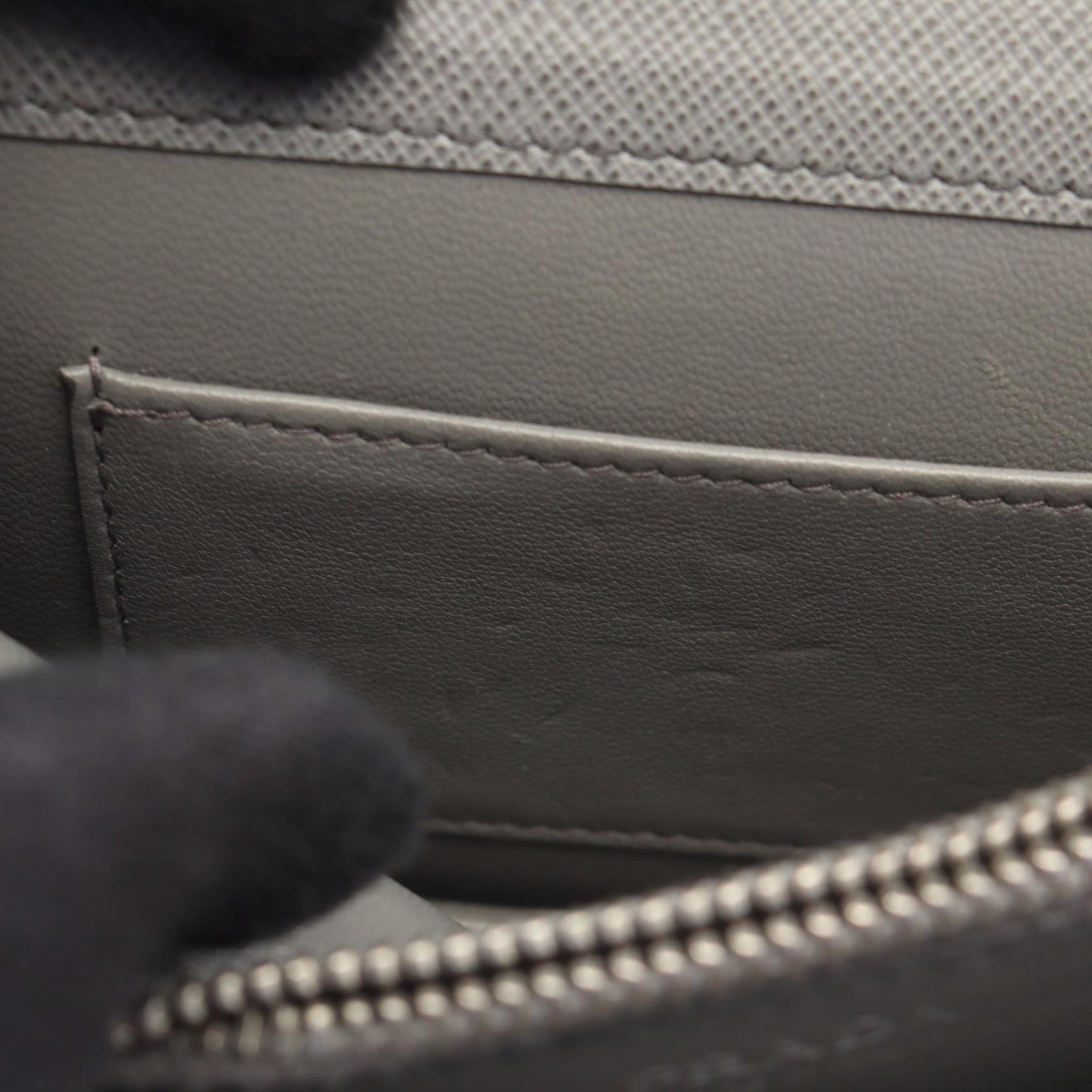 プラダ SAFFIANO LUX レザーショルダーバッグ