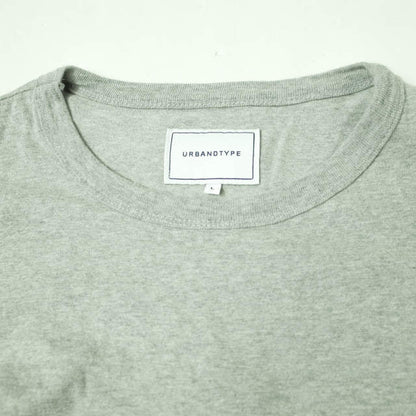 Urbandtype HAPPY VIBES ポケット Tシャツ コットン