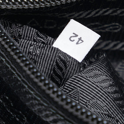 プラダ ヴェラ Re-Nylon トライアングルロゴ ナイロンポーチ