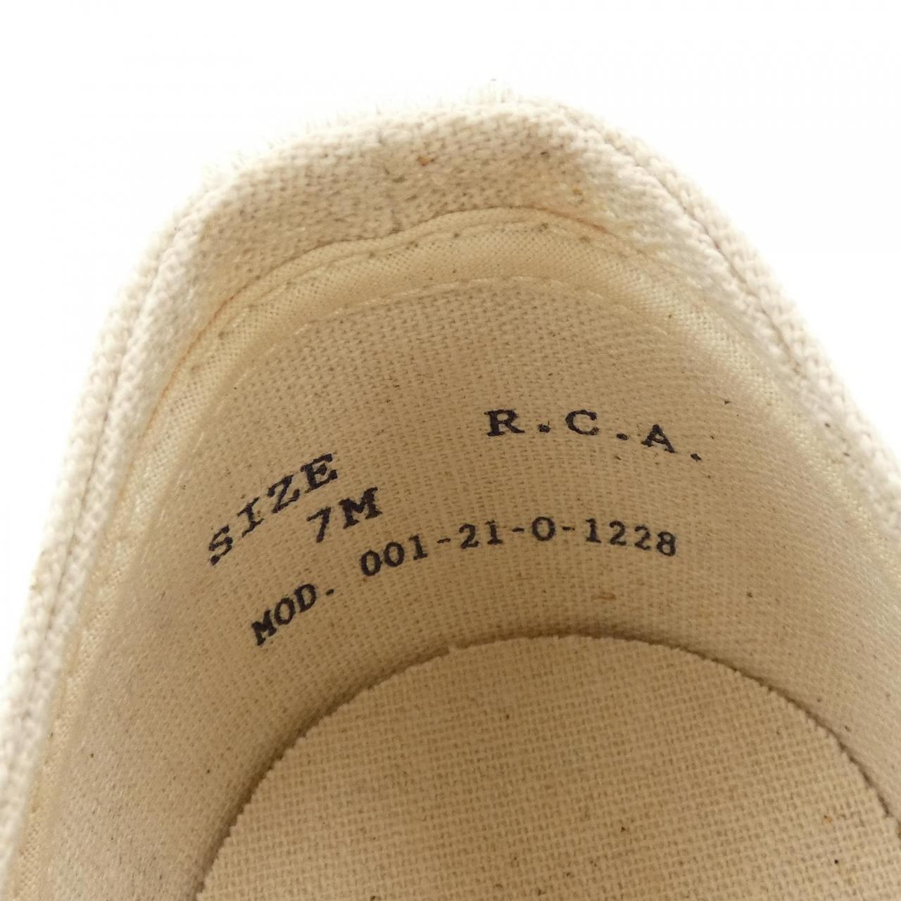 R.C.A. スニーカー