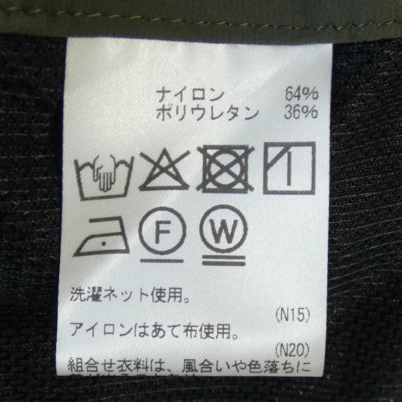 アクアスキュータム パンツ