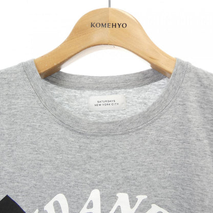 サタデーズ コットンTシャツ