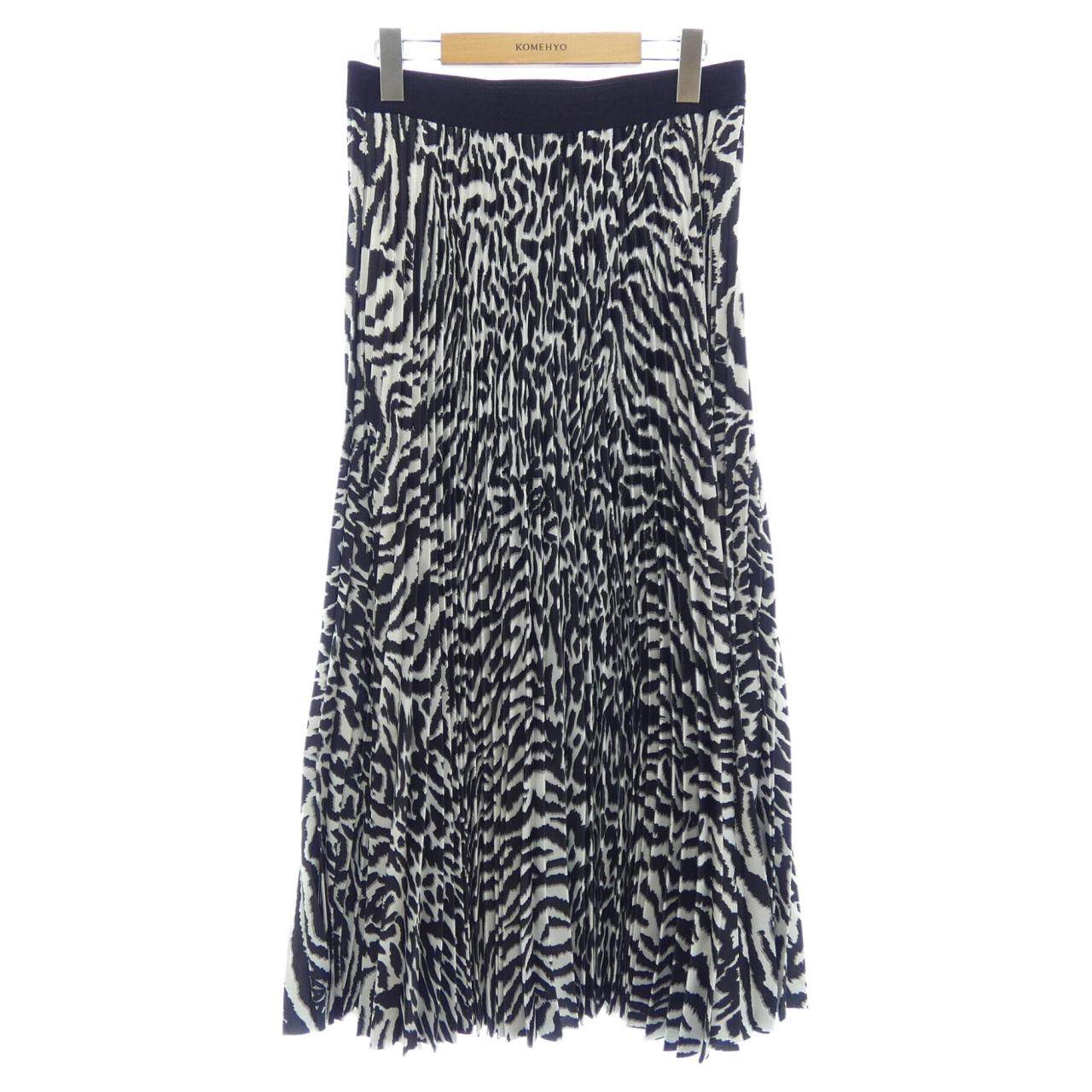 カールラガーフェルド スカート