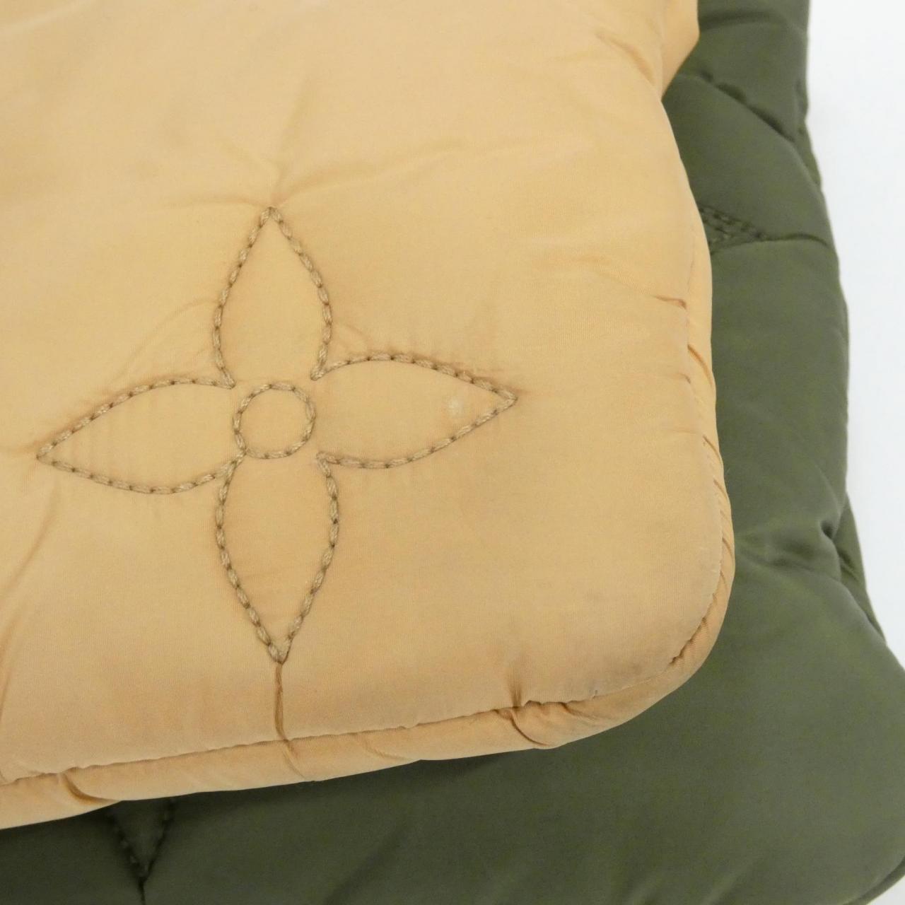 ルイヴィトン LVピロー マキシ ミュルティ ポシェット アクセソワール リサイクルナイロン ショルダーバッグ