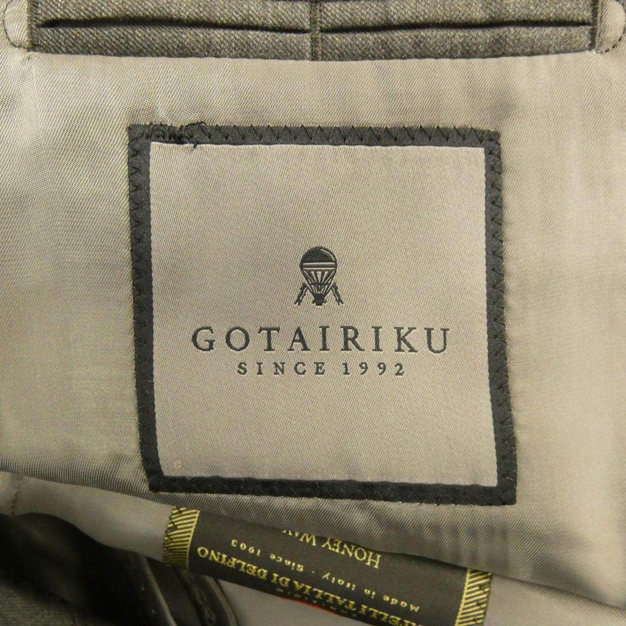 ゴタイリク スーツ