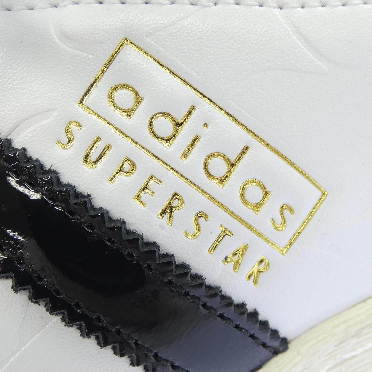 アディダス スニーカー