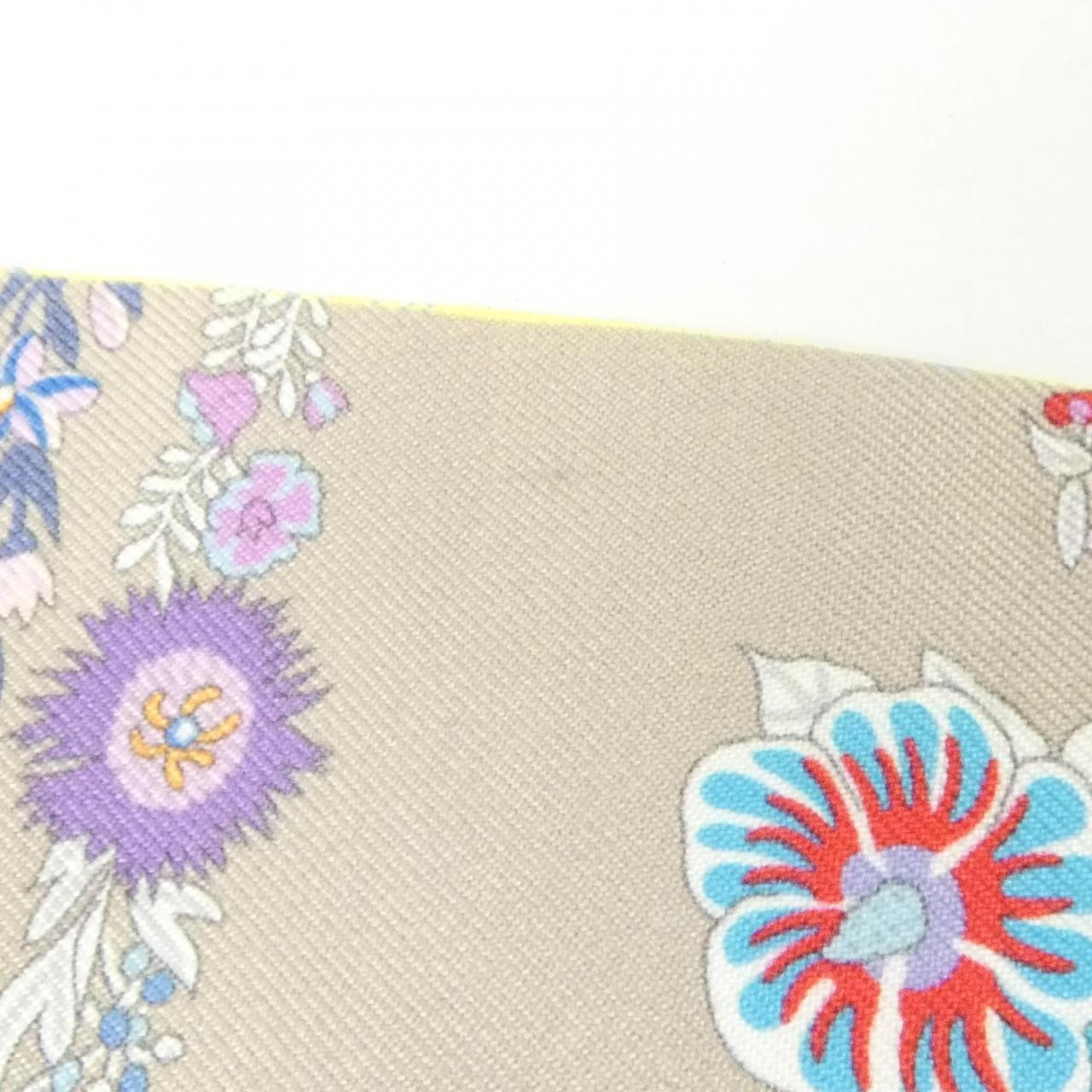 エルメス BRIDES DE GALA FLEURS シルクスカーフ