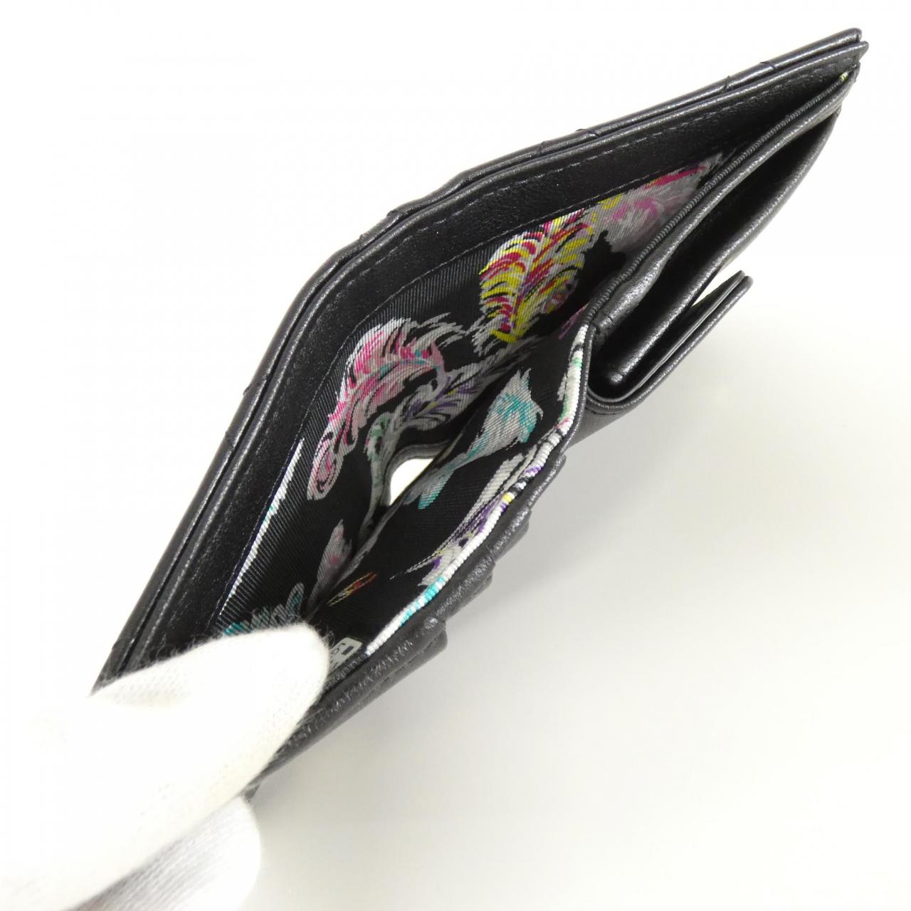 シャネル ラムスキン 二つ折り財布