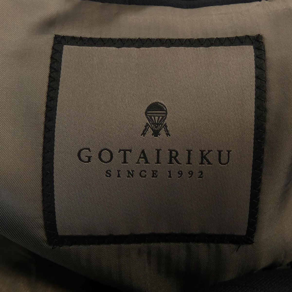 ゴタイリク スーツ