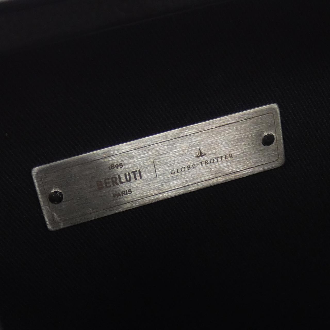 ベルルッティ GLOBE TRO TTER レザーショルダーバッグ