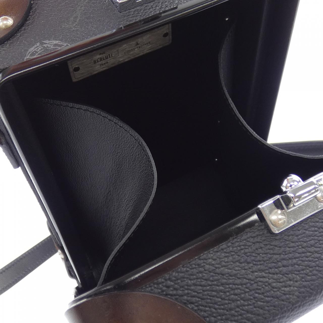 ベルルッティ GLOBE TRO TTER レザーショルダーバッグ