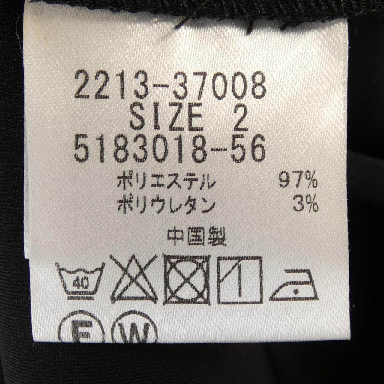 クイーンズコート トップス