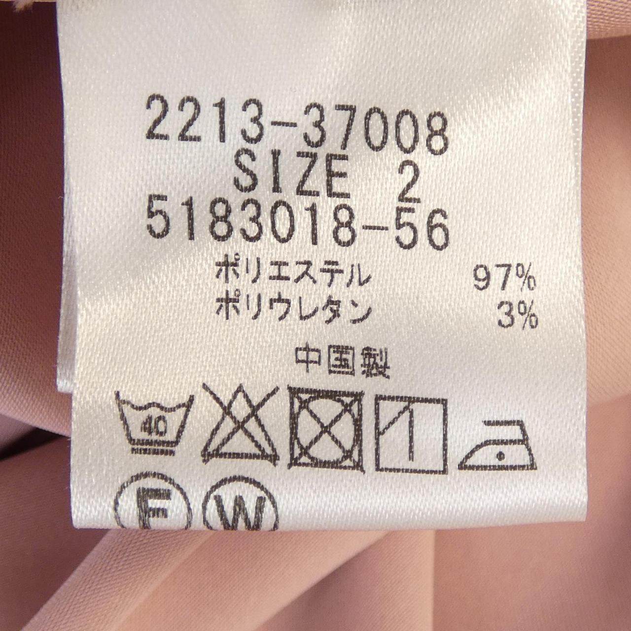 クイーンズコート トップス