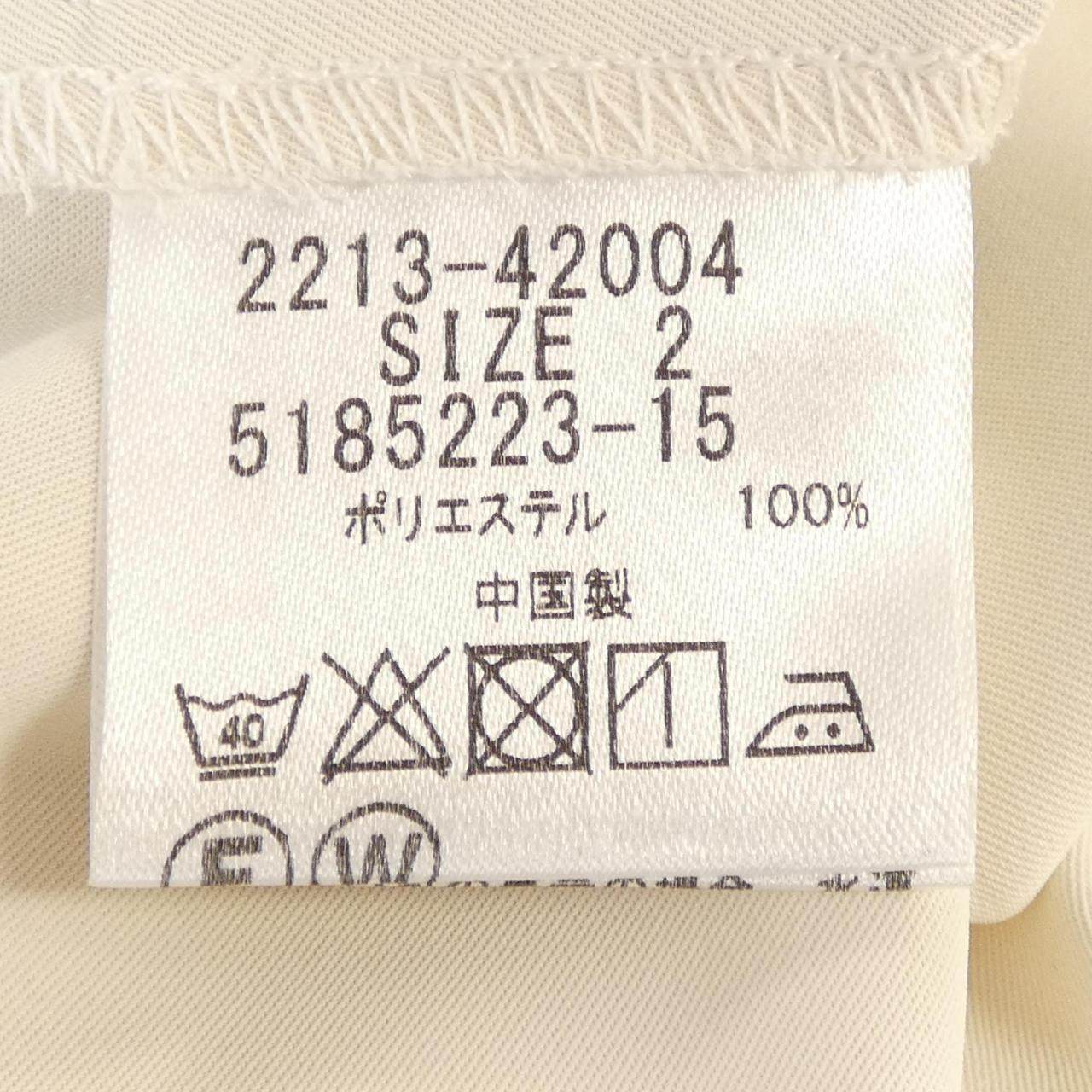 クイーンズコート トップス