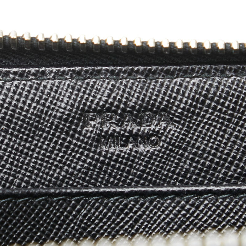 プラダ トライアングルロゴプレート レザー長財布