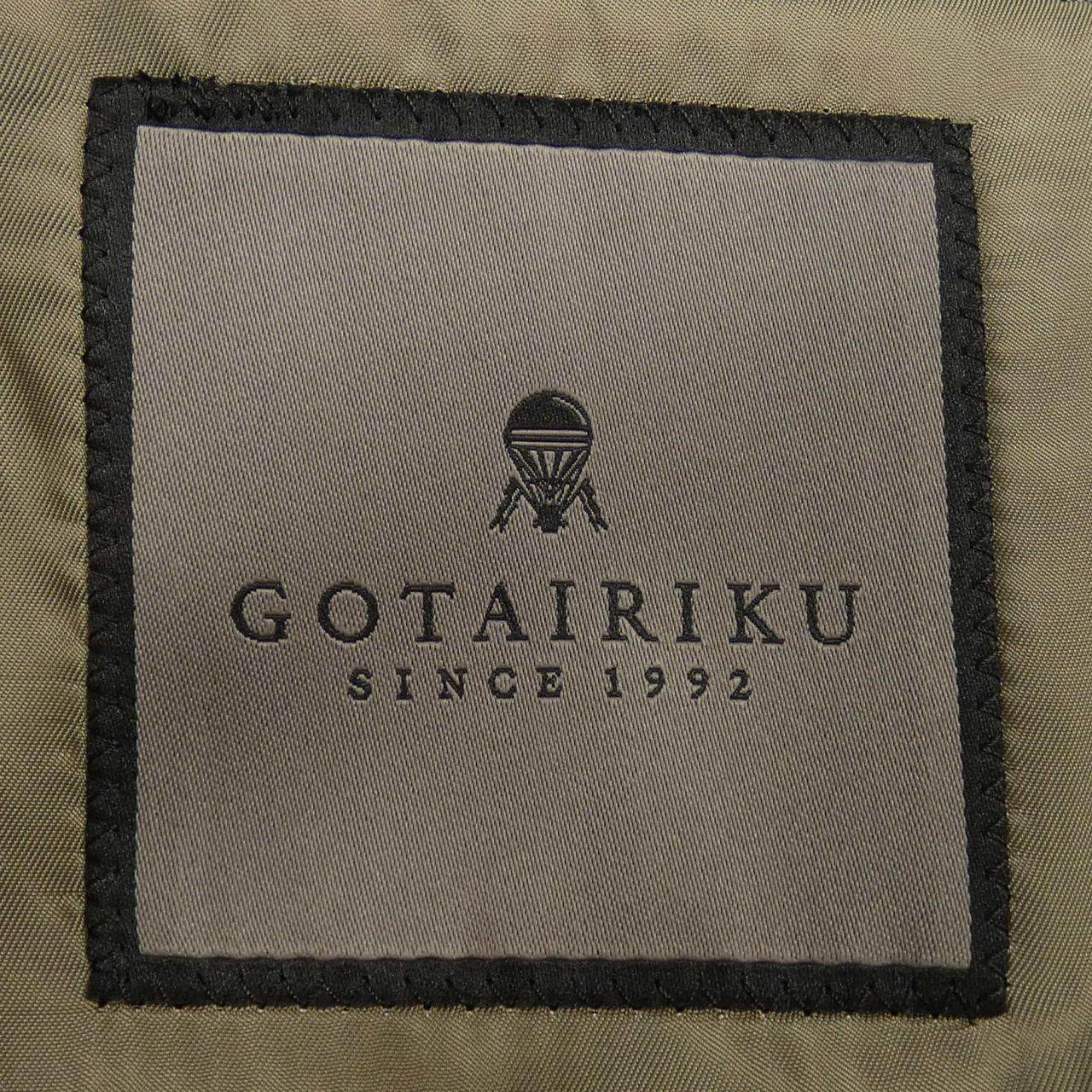 ゴタイリク スリーピーススーツ