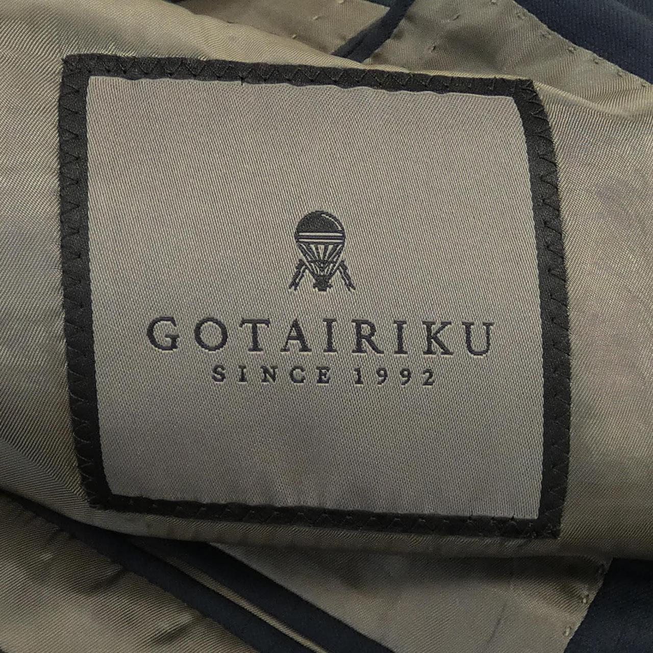 ゴタイリク スリーピーススーツ