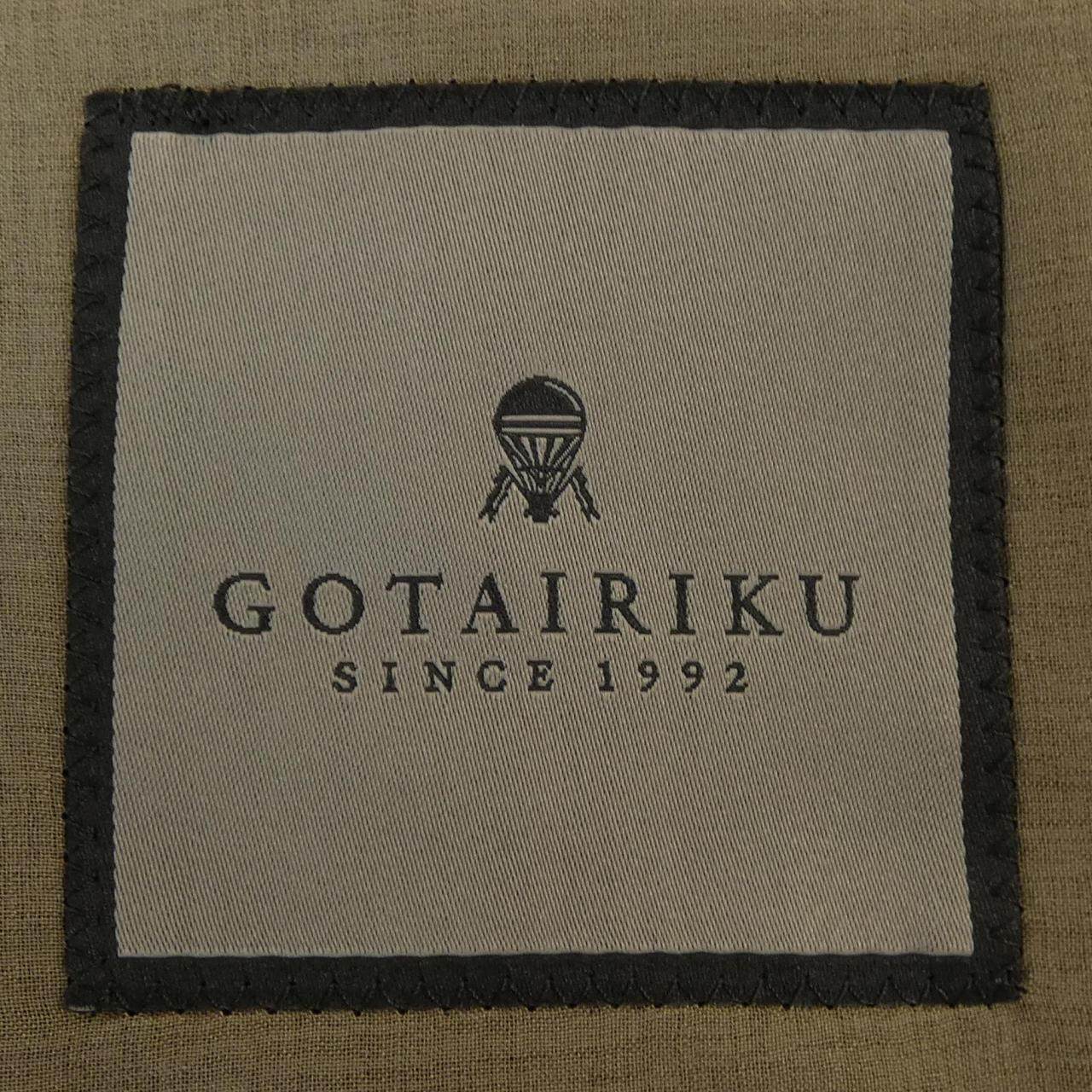 ゴタイリク スーツ