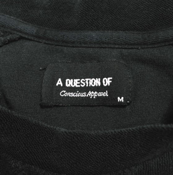 A QUESTION OF ウォッチ マイ バック コットン Tシャツ