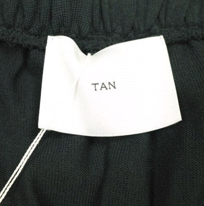 TAN シグネチャー ツイスト ドレス&クロップド Tシャツ