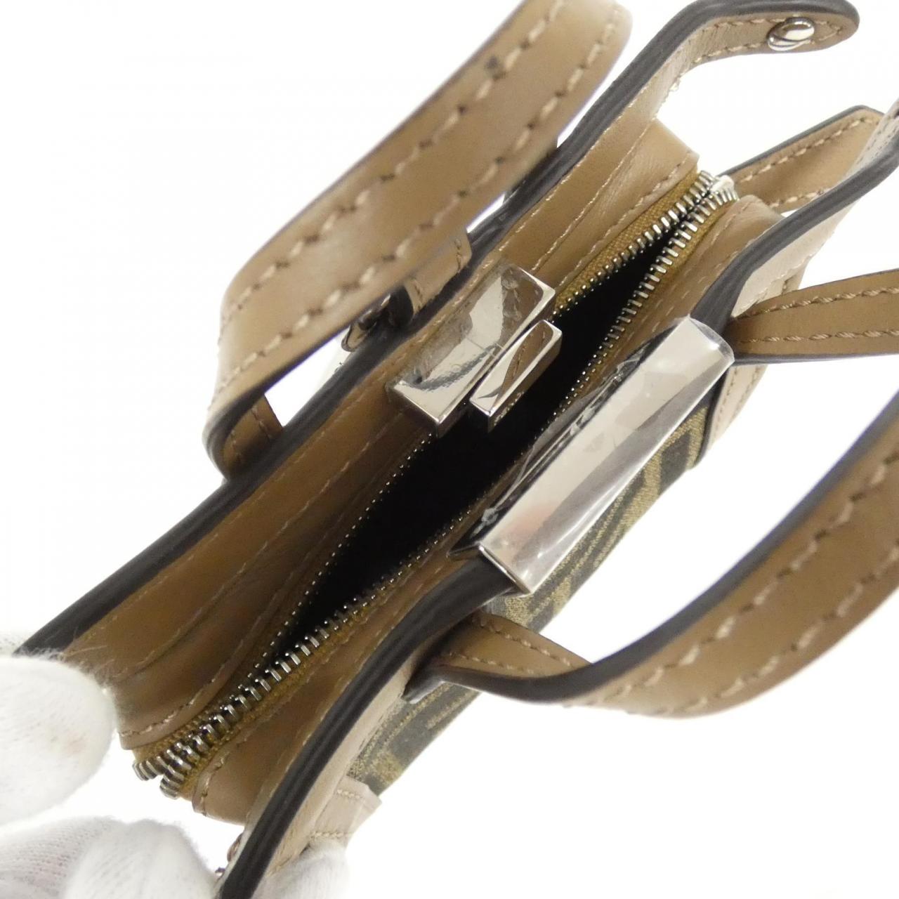 フェンディ ピーカブー アイ シー ユー 48 ナノ バッグチャーム