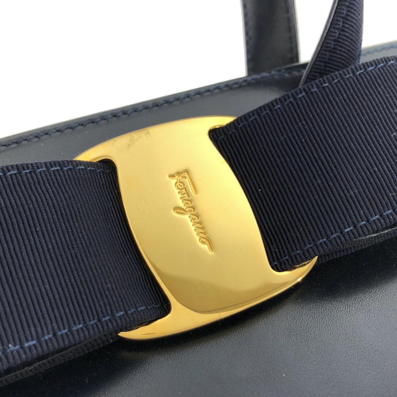 サルヴァトーレ フェラガモ カーフショルダーバッグ