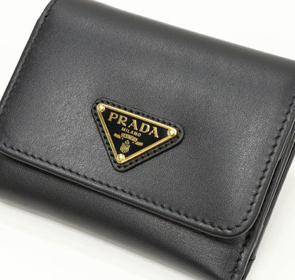 プラダ トライアングル カーフレザー 三つ折り財布
