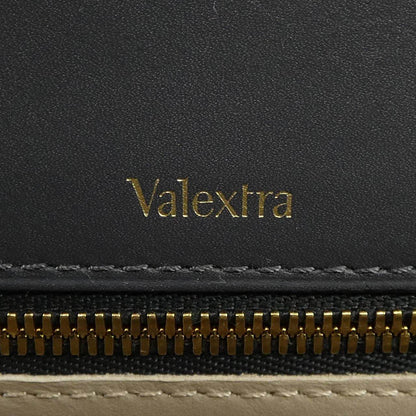ヴァレクストラ イジィデ ミディアム ハンドバッグ