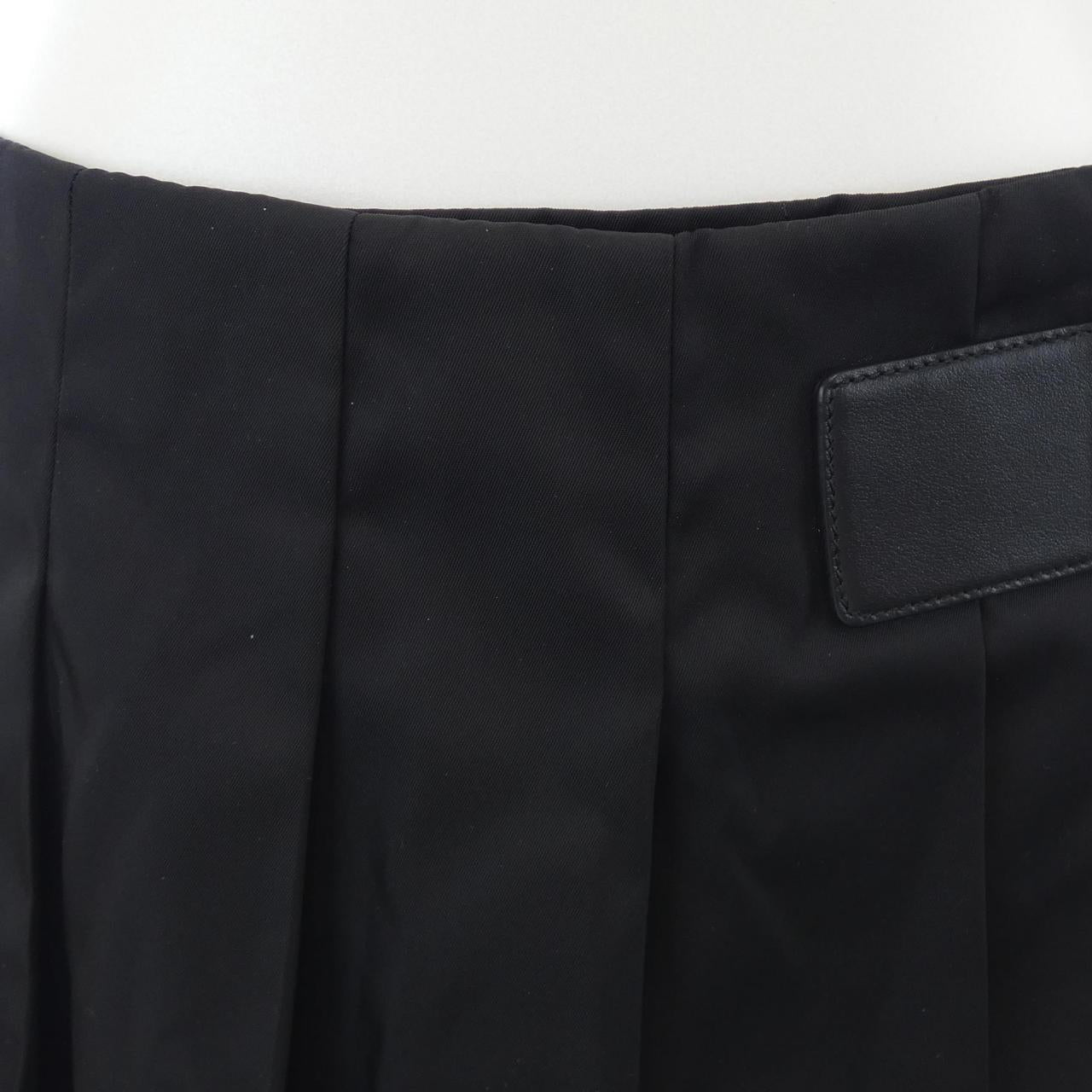 プラダ トライアングルロゴ Re-Nylon スカート