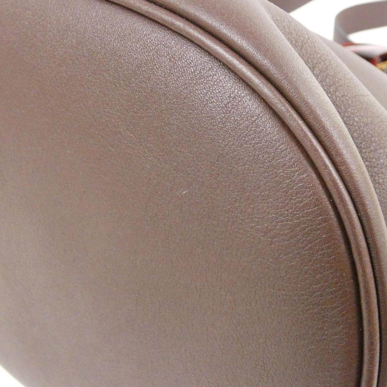 プラダ SOFT GRAIN ショルダーバッグ