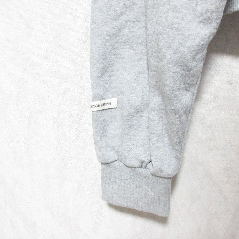 ALLISON BROWN ホリデー 刺繍入り フーディー