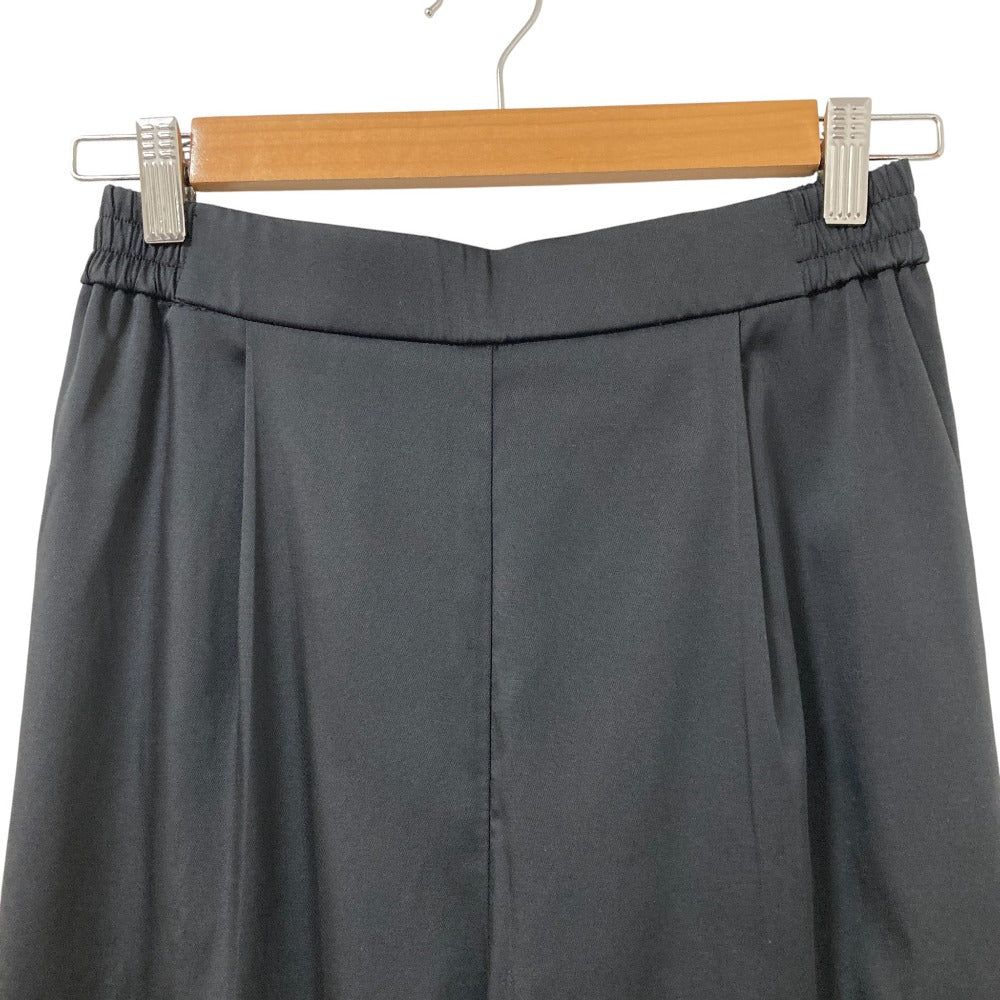 ヨリ サテンセンタープレスワイドパンツ