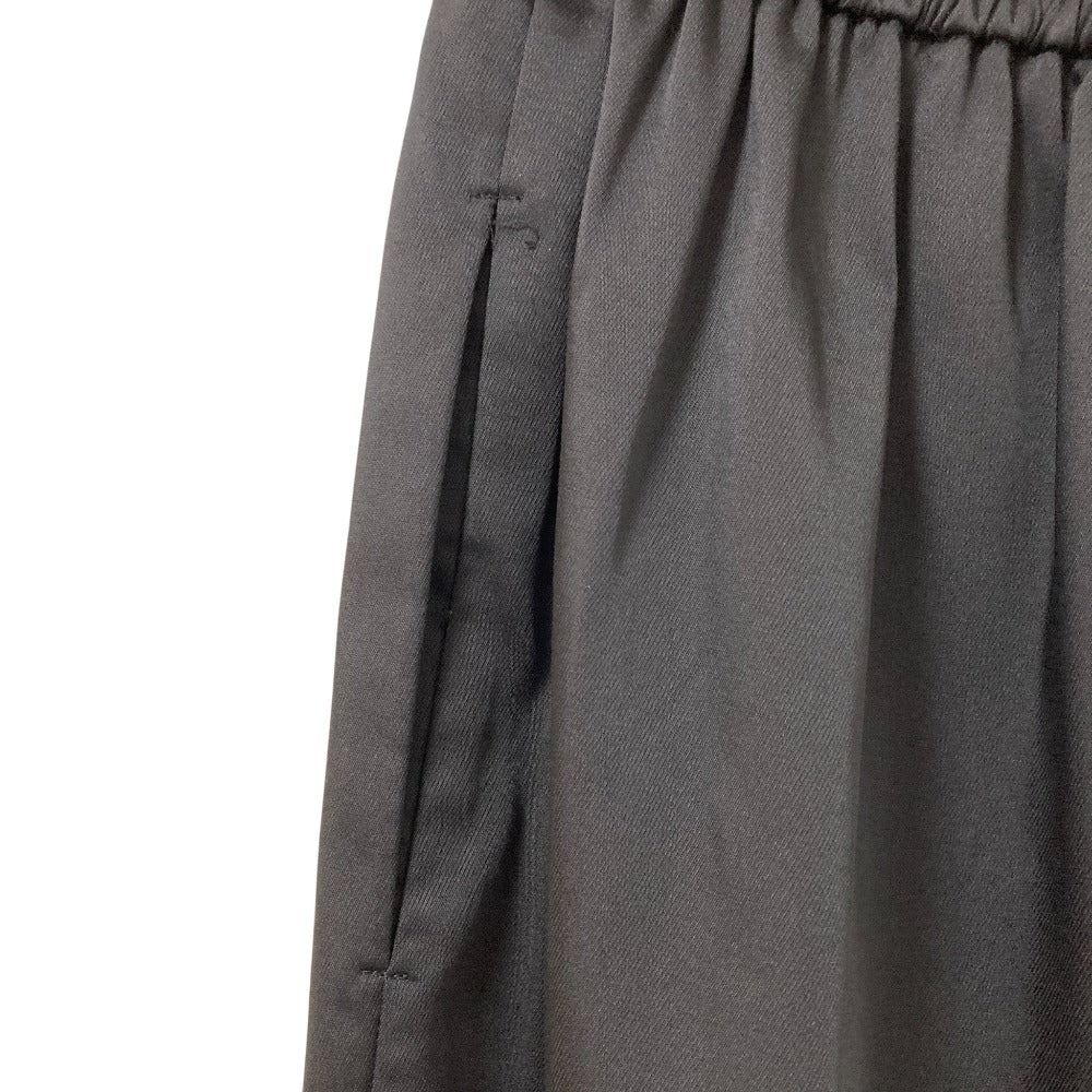 ヨリ サテンセンタープレスワイドパンツ