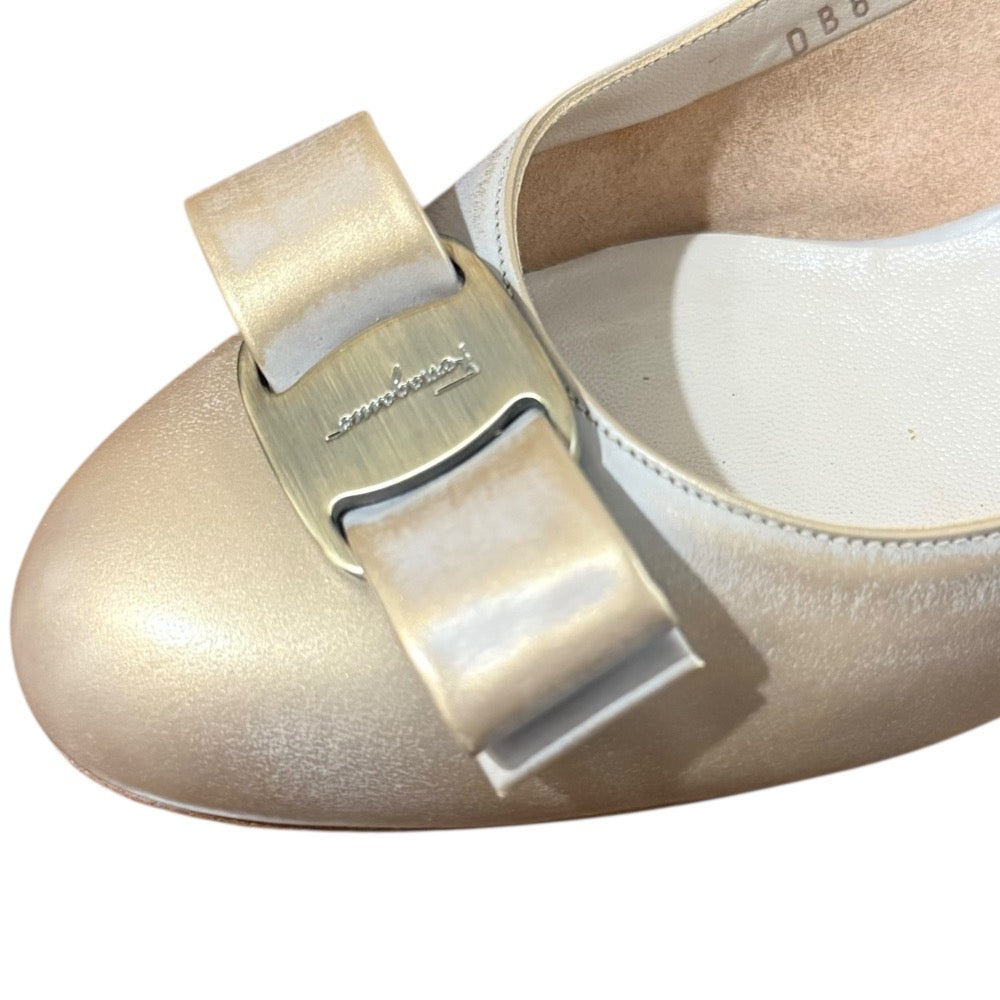 サルヴァトーレ フェラガモ ヴァラリボン レザー ローヒールパンプス