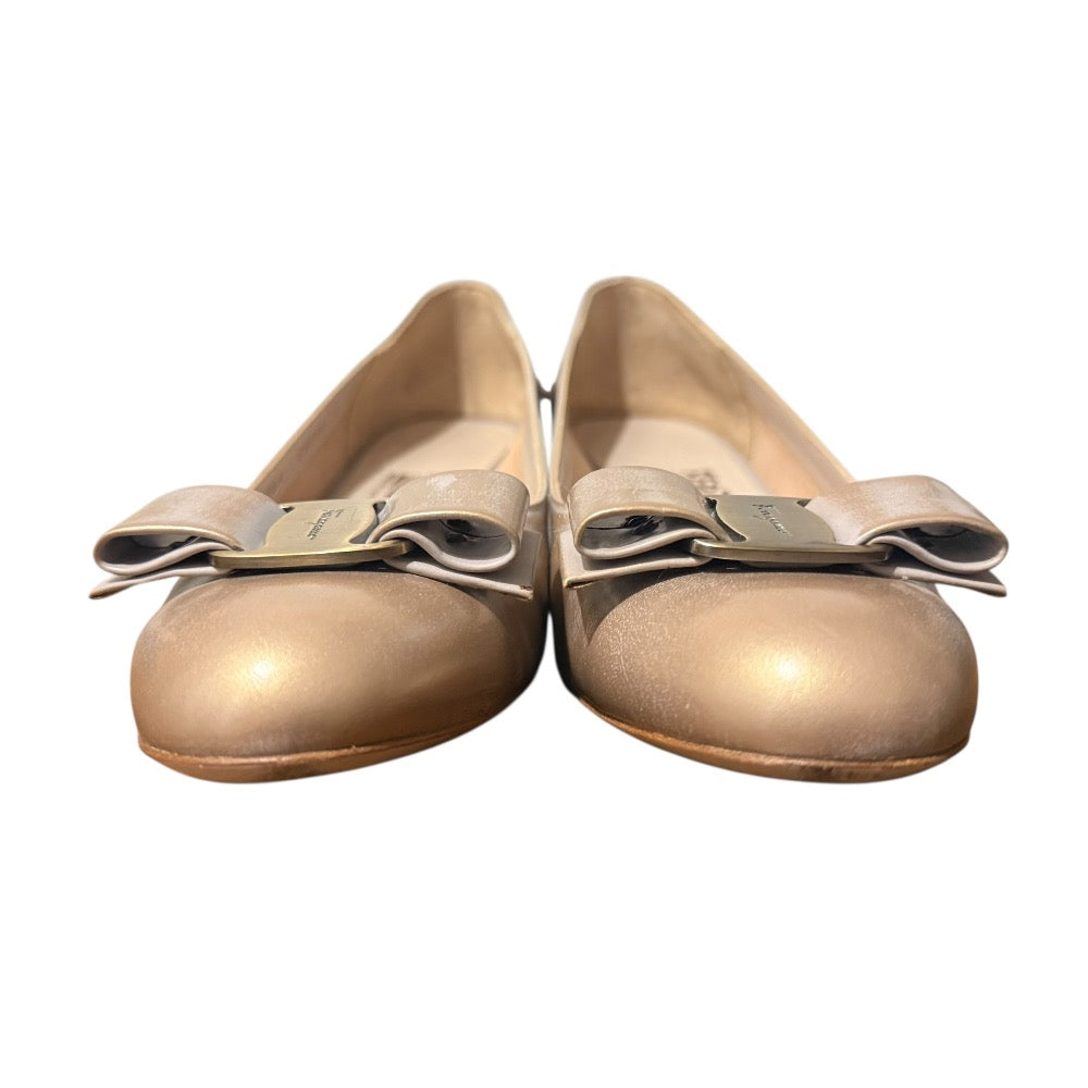 サルヴァトーレ フェラガモ ヴァラリボン レザー ローヒールパンプス